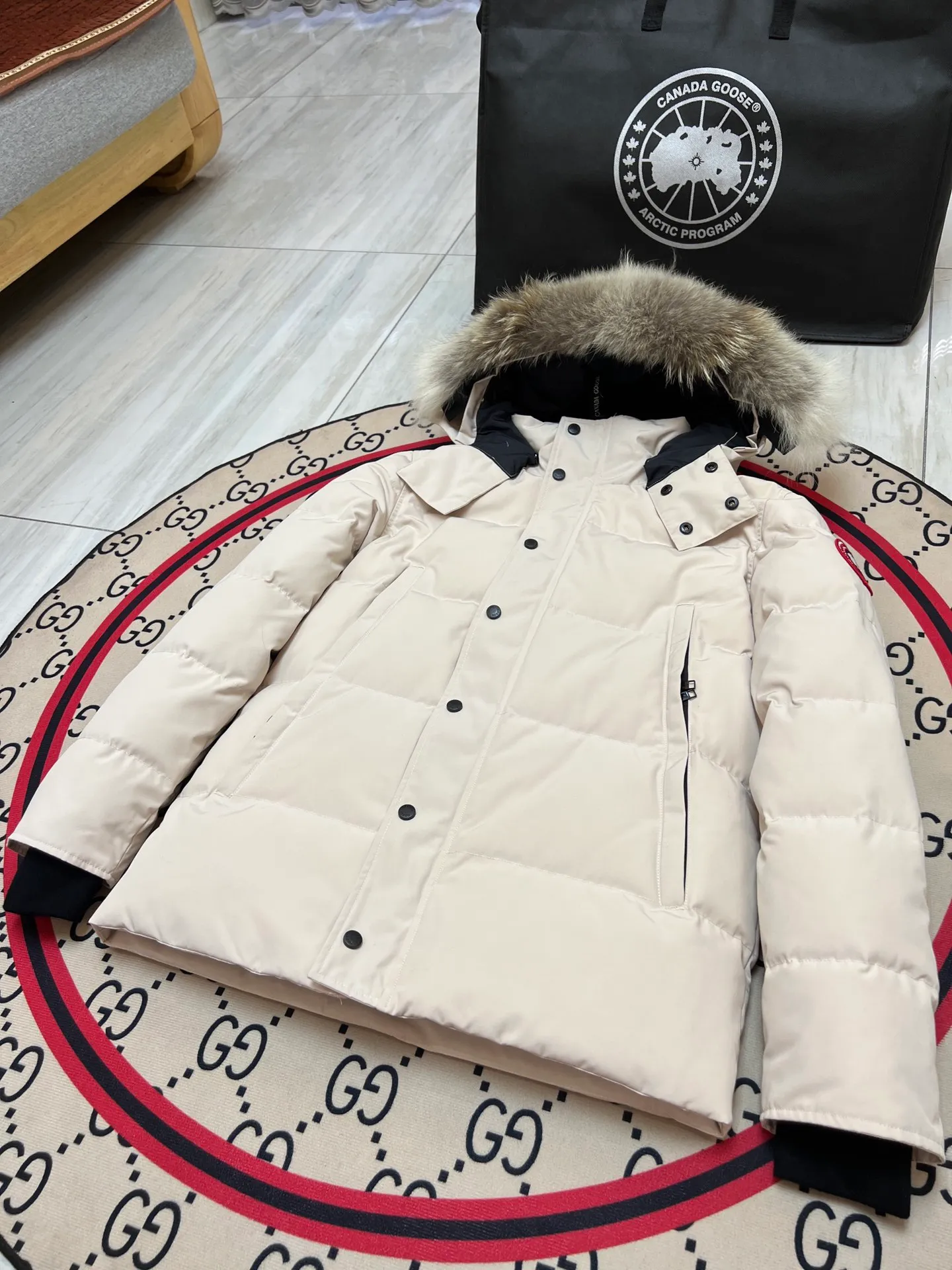 P800 Canada Goose Wyndham Parka has 29 styles for men and women. The hood and fur collar are detachable. My personal favorite is simple and elegant. It is clean and tidy. All Arctic and Antarctic scientific expedition teams choose Canada Goose as their cold wear. It is the Rolls-Royce of down jackets. ➖ Industry-leading anti-counterfeiting chip sensing. ➖ Imported Behringer embroidery machines and customized embroidery labels, the highest level and industry leading. ➖ Imported Korean 21-count polyester-cotton blended original fabric, TC85 waterproof coated fabric, water-repellent, windproof and wear-resistant. ➖ The new national standard 80 white duck down is filled with an average of 520 grams of down. The amount of down filled is industry-leading. ➖ 100% nylon lining with double double-layer sealing design to prevent velvet running, and seamless thread design on the cuffs! ➖ Western Canadian Green Wolf Collar. ➖ Yoshida YKK provides original factory-customized electroplated sliders. YKK two-way lockable zippers are tight and smooth and do not peel off paint. ➖ 3M composite Velcro is durable and the accessories and hardware are all custom-made. Note: Our copywriting is only simple and clear. Instead of bragging about the copywriting, it is better to compare and understand with samples. Only for the purest goose, the most dedicated, the most professional, the highest quality, the highest cost performance! SIZE:S-XXL [With size chart]